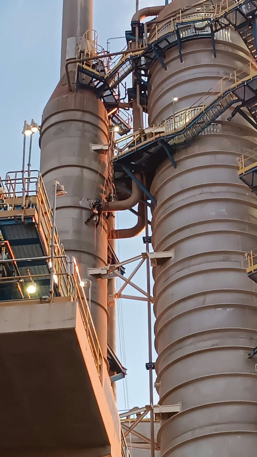 Alpinista industrial realizando limpeza de silos e chaminés